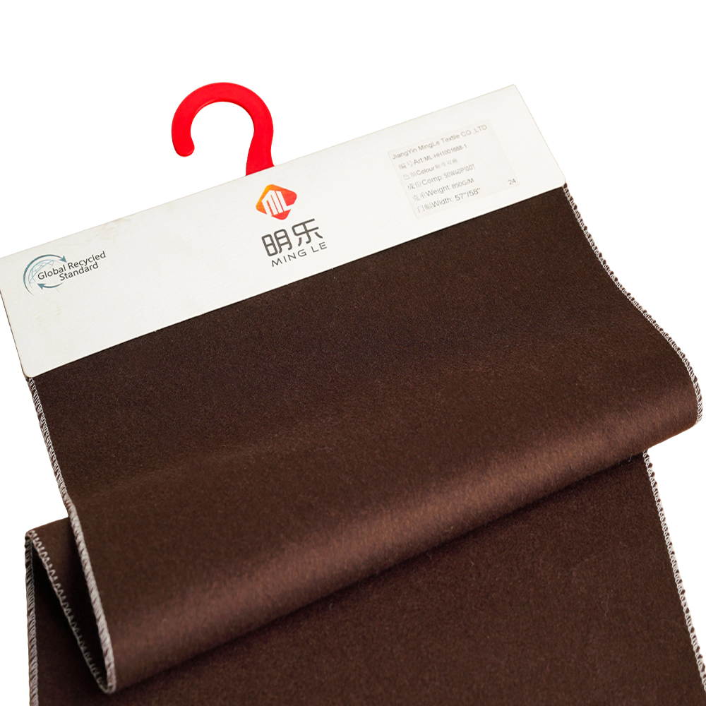 50 % Wolle, 40 % Polyester, 10 % andere Fasern, 850 g/m², Kaffee, doppelseitiger Wollstoff, ML-HH1001688-1