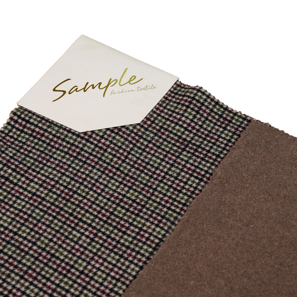 20 % Wolle, 70 % Polyester, 10 % andere Fasern, 800 g/m, Farbkaro, doppelseitiger Samtstoff, ML-4400-3