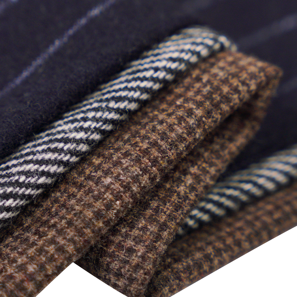 50 % Wolle, 30 % Polyester, 20 % andere Fasern, 320 g/m, gebrochenes Weiß + Schwarz, Twill-Flanellstoff, ML-C-22104