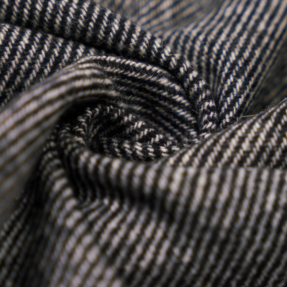 50 % Wolle, 30 % Polyester, 20 % andere Fasern, 320 g/m, gebrochenes Weiß + Schwarz, Twill-Flanellstoff, ML-C-22104