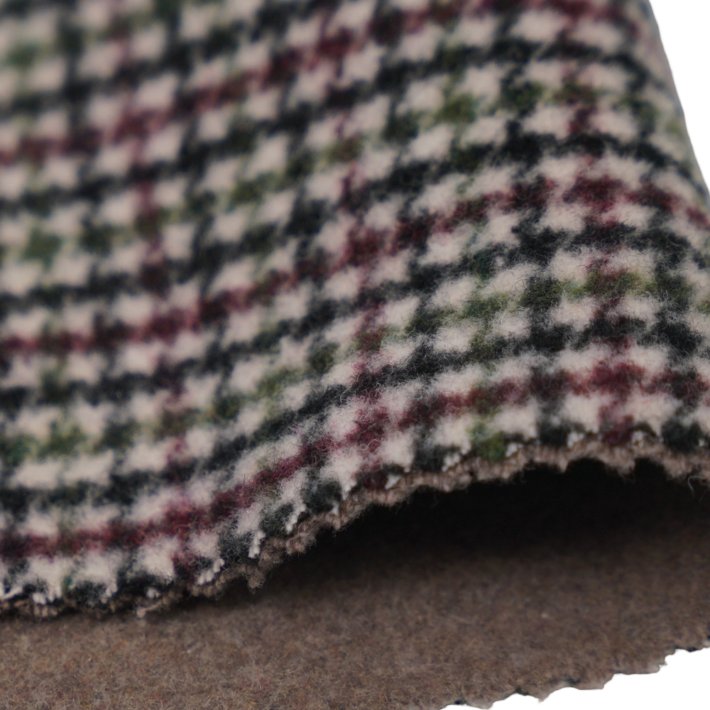 20 % Wolle, 70 % Polyester, 10 % andere Fasern, 800 g/m, Farbkaro, doppelseitiger Samtstoff, ML-4400-3